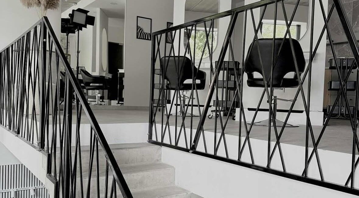 Modernus BY BRYŽYTĖ Vilnius grožio salonas su juodomis kėdėmis ir elegantiška tvora, Vilniaus Apskritis, LT.