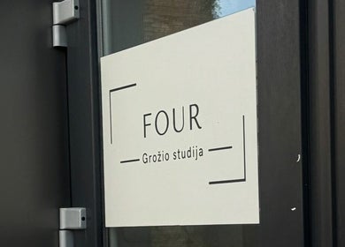 „FOUR“ grožio studijos įėjimas Vilniaus Apskritis, LT, BY BRYŽYTĖ Šalčininkai.