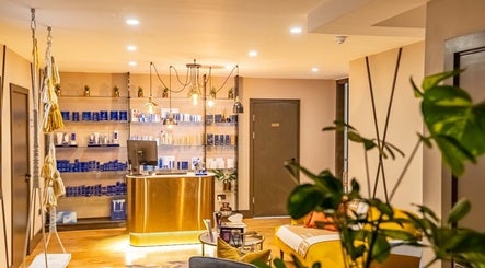 Stylish interior of Dr Vahe Clinic in London, England, GB featuring modern decor and warm lighting.