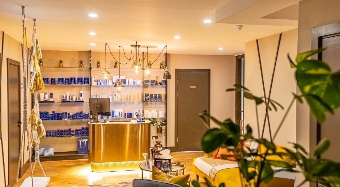 Stylish interior of Dr Vahe Clinic in London, England, GB featuring modern decor and warm lighting.