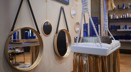 Stylish decor with mirrors and skincare at Dr Vahe Clinic, London, England, GB.
