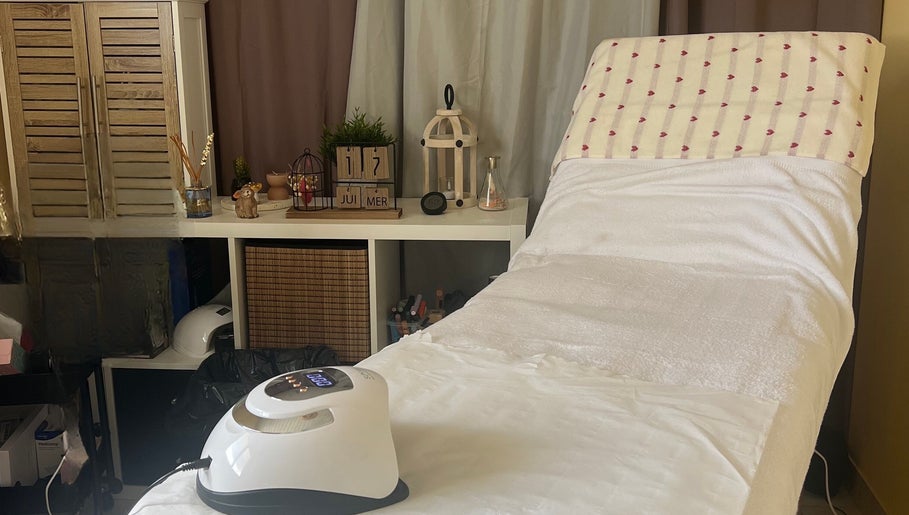 Salon de soin cosy à Bulle de bien-être, Avanton, Nouvelle-aquitaine, FR avec table de massage.