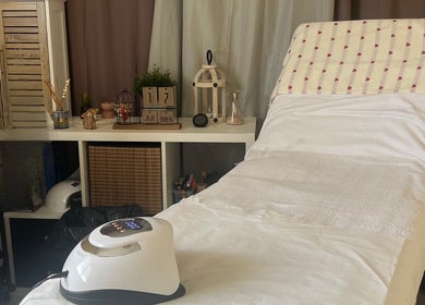 Salon de soin cosy à Bulle de bien-être, Avanton, Nouvelle-aquitaine, FR avec table de massage.