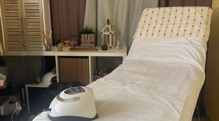 Salon de soin cosy à Bulle de bien-être, Avanton, Nouvelle-aquitaine, FR avec table de massage.