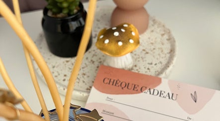 Chèque cadeau élégant chez Bulle de bien être, Avanton, Nouvelle-aquitaine, FR, avec objets décoratifs.