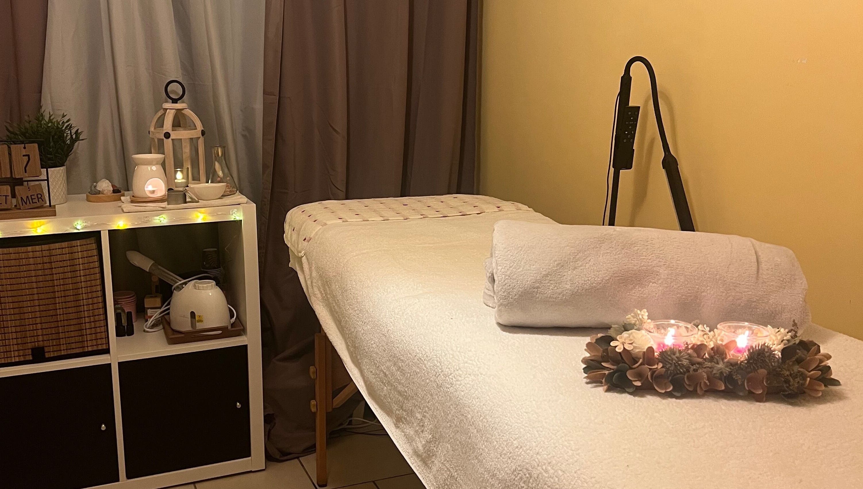 Salle de massage paisible à Bulle De Bien être, Avanton, Nouvelle-aquitaine, FR, éclairée par des bougies.