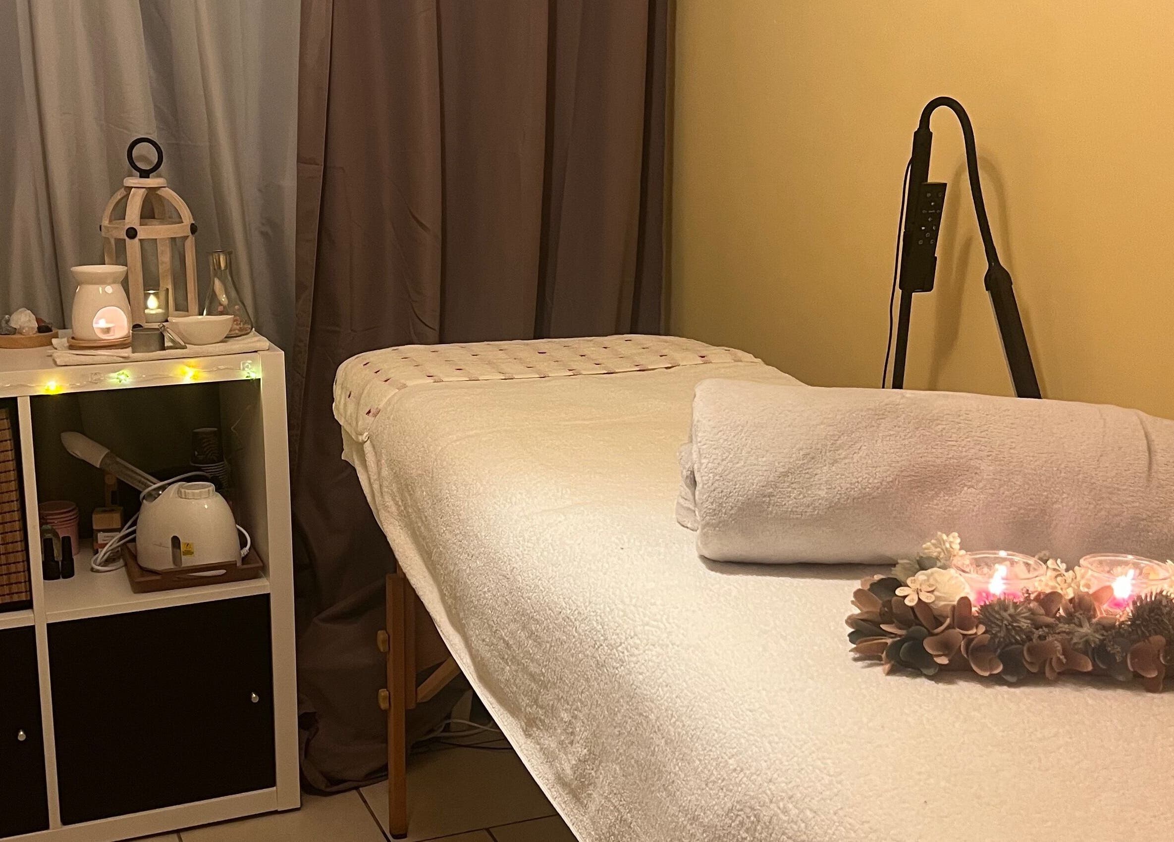 Salle de massage paisible à Bulle De Bien être, Avanton, Nouvelle-aquitaine, FR, éclairée par des bougies.