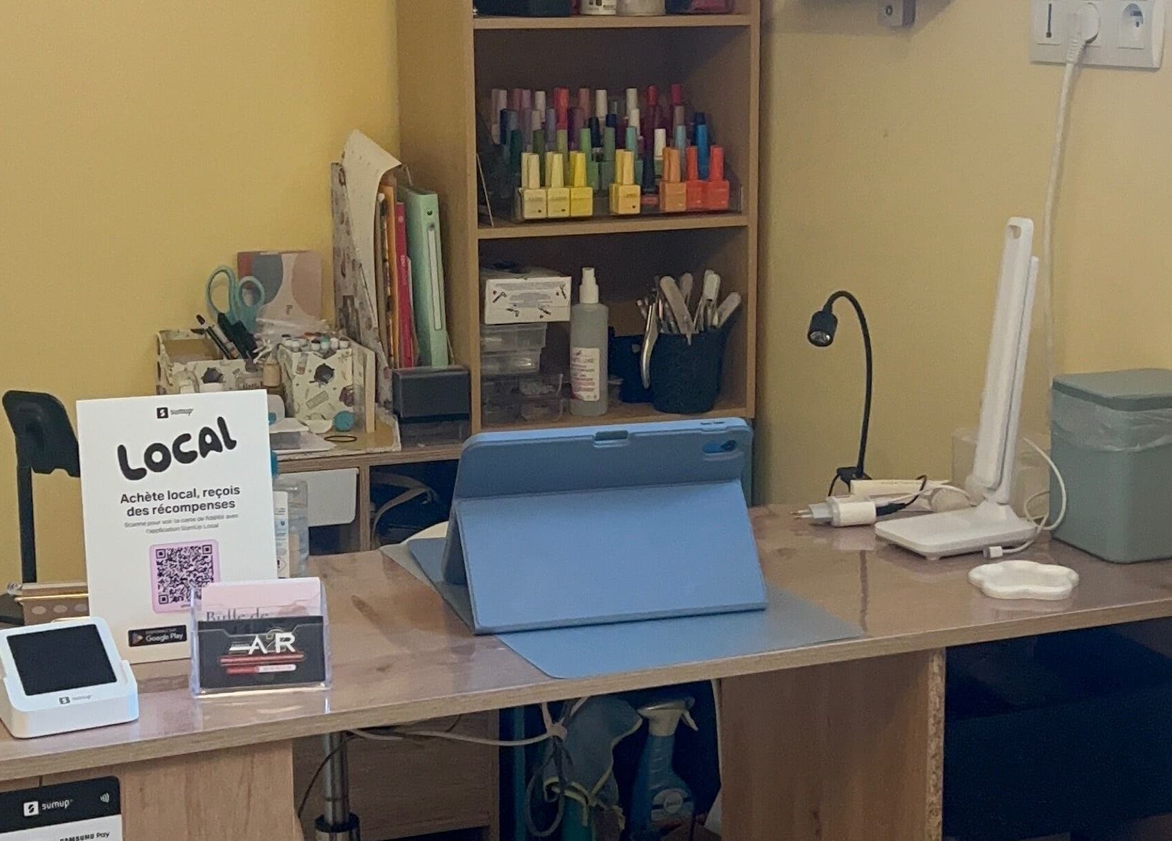 Coin manucure organisé chez Bulle De Bien-être, Avanton, Nouvelle-Aquitaine, FR, avec table et matériel professionnel.