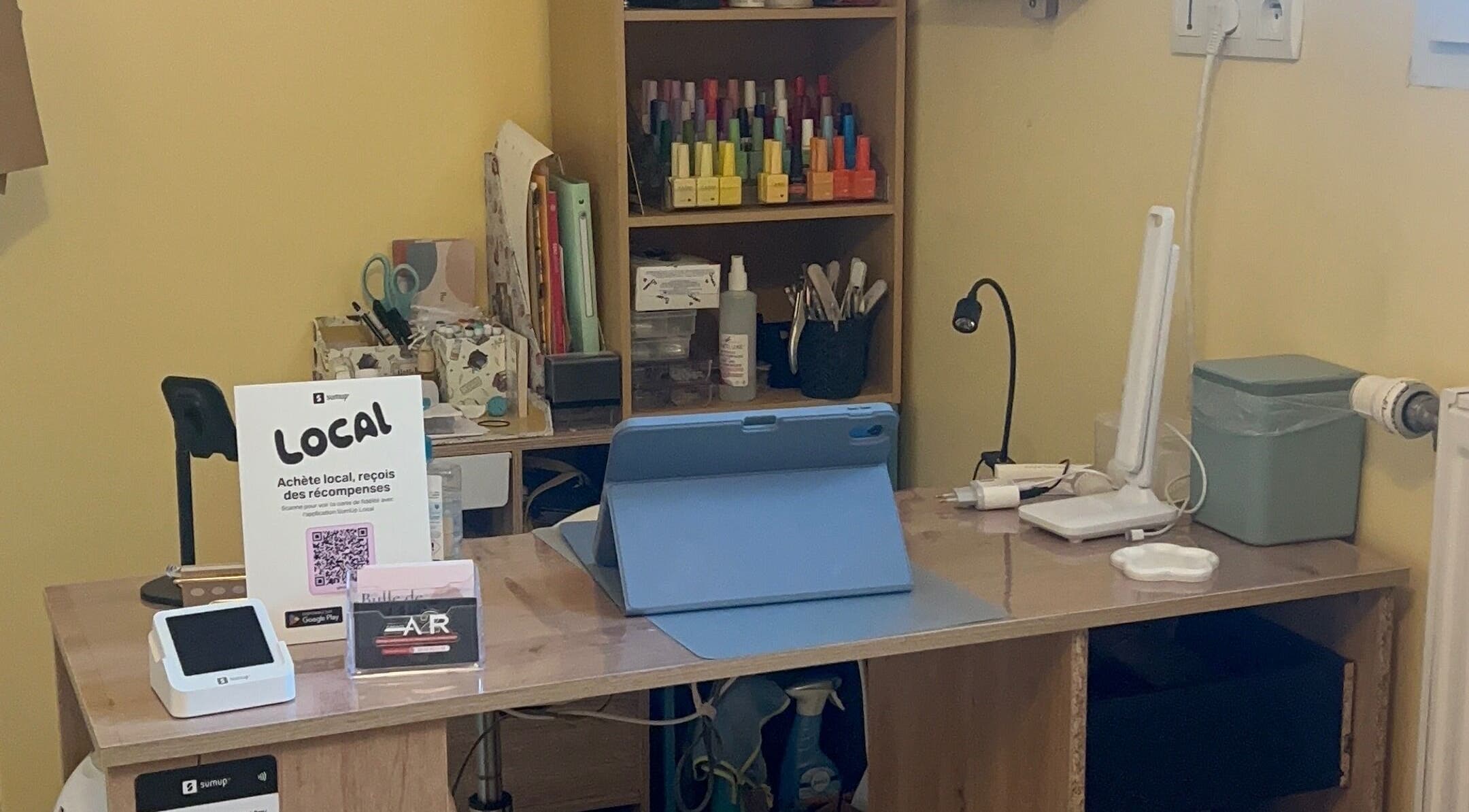 Coin manucure organisé chez Bulle De Bien-être, Avanton, Nouvelle-Aquitaine, FR, avec table et matériel professionnel.