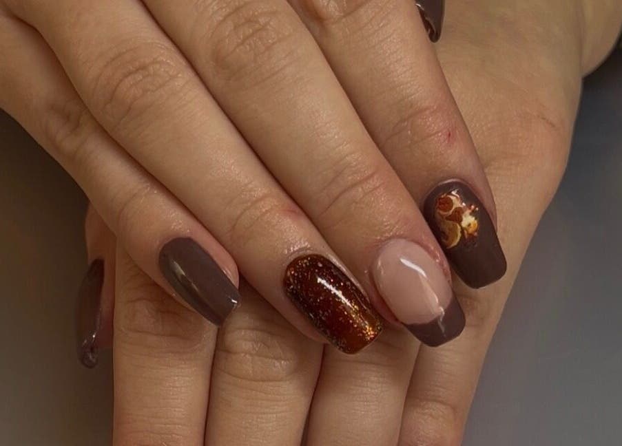 Nail art élégant brun et doré au salon Bulle De Bien être, Avanton, Nouvelle-aquitaine, FR.