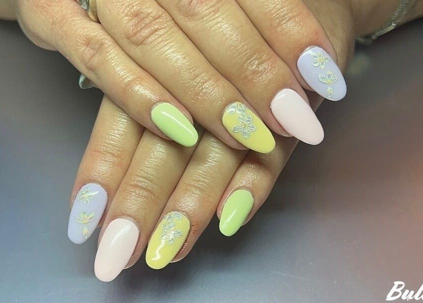 Manucure pastel avec motifs floraux à Bulle De Bien être, Avanton, Nouvelle-aquitaine, FR.