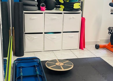 Attrezzatura fitness presso Shape Trainer a Messina, Sicilia, IT con bici da spinning e accessori.