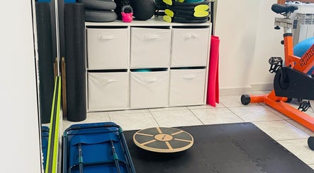 Attrezzatura fitness presso Shape Trainer a Messina, Sicilia, IT con bici da spinning e accessori.