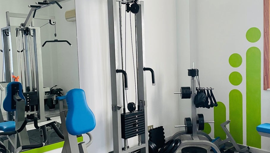 Attrezzature fitness presso Shape Trainer, Messina, Sicilia, IT. Ambiente moderno e luminoso.