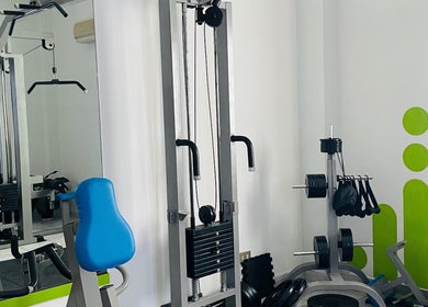 Attrezzature fitness presso Shape Trainer, Messina, Sicilia, IT. Ambiente moderno e luminoso.