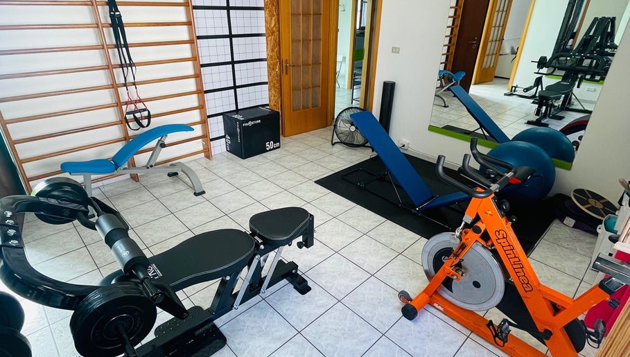 Palestra moderna di Shape Trainer a Messina, Sicilia, IT, con attrezzi di alta qualità.