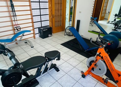 Palestra moderna di Shape Trainer a Messina, Sicilia, IT, con attrezzi di alta qualità.