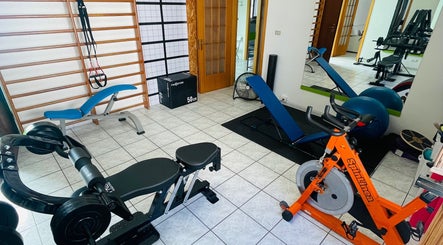 Palestra moderna di Shape Trainer a Messina, Sicilia, IT, con attrezzi di alta qualità.