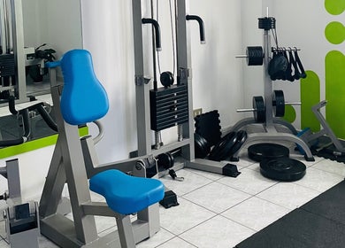 Palestra di Shape trainer a Messina, Sicilia, IT con attrezzi moderni.