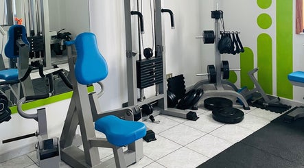 Palestra di Shape trainer a Messina, Sicilia, IT con attrezzi moderni.