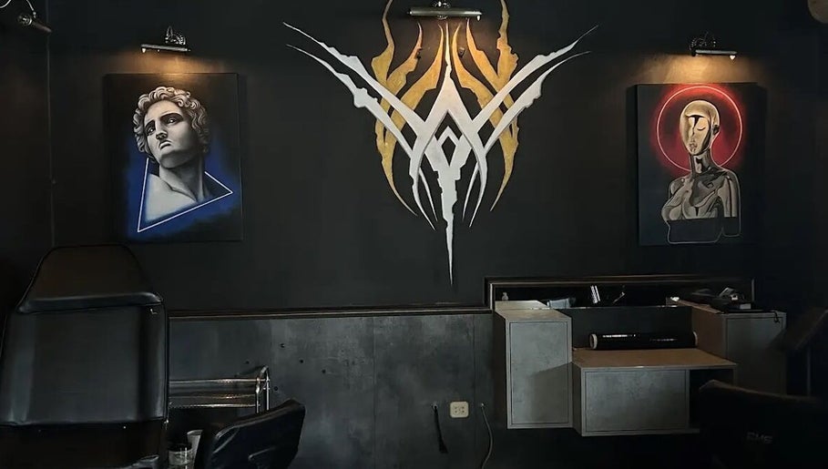 Interiorul artistic al Suntattoo din Cluj-napoca, Județul Cluj, RO, ilustrează lucrări inspiratoare pe pereții negri.