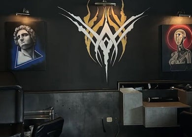 Interiorul artistic al Suntattoo din Cluj-napoca, Județul Cluj, RO, ilustrează lucrări inspiratoare pe pereții negri.
