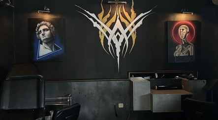 Interiorul artistic al Suntattoo din Cluj-napoca, Județul Cluj, RO, ilustrează lucrări inspiratoare pe pereții negri.