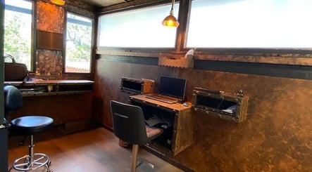 Interior modern al biroului de tatuaje Suntattoo din Cluj-napoca, Județul Cluj, RO.