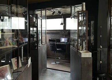 Interior design al studio-ului Suntattoo din Cluj-napoca, Județul Cluj, RO, cu cabinet modern și opere de artă.
