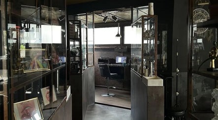 Interior design al studio-ului Suntattoo din Cluj-napoca, Județul Cluj, RO, cu cabinet modern și opere de artă.