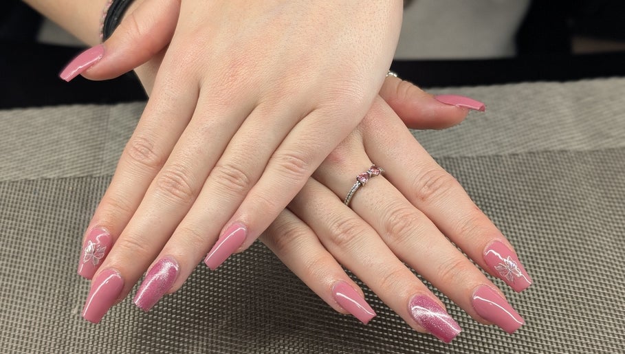 Manicured pink nails with delicate designs at Starz & Knyvz Nails, Beaconsfield, England, GB.
