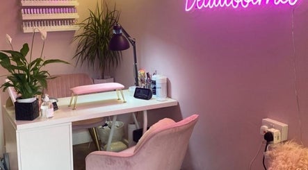 Elegant nail station at Starz & Knyvz Nails in Beaconsfield, England, GB, featuring a pink chair and decor.