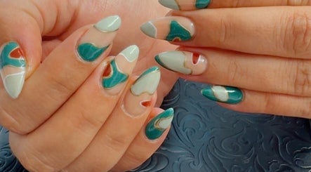 Stylish abstract nail art in green and cream at Nail by Alin, Clydebank, Scotland, GB.