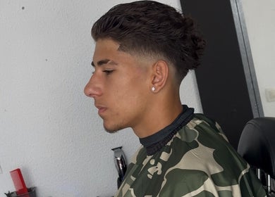 Corte de cabelo moderno em Street_cuts, Setúbal, Setúbal, PT, destacando tratamento personalizado.