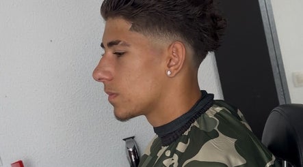 Corte de cabelo moderno em Street_cuts, Setúbal, Setúbal, PT, destacando tratamento personalizado.