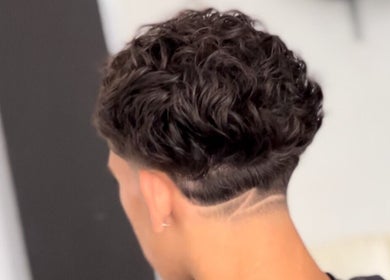 Corte de cabelo moderno em Street_cuts, Setúbal, Setúbal, PT, realçando design exclusivo e estilo.