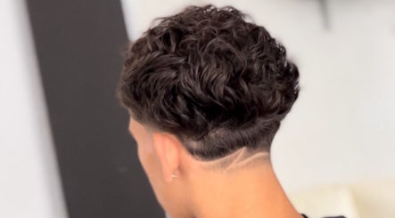 Corte de cabelo moderno em Street_cuts, Setúbal, Setúbal, PT, realçando design exclusivo e estilo.