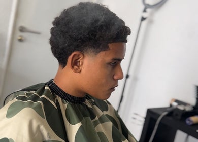 Corte de cabelo moderno em Street_cuts, Setúbal, Setúbal, PT, destacando um estilo fresco e detalhado.