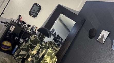 Interior moderno da barbearia Street Cuts em Setúbal, PT, com espelho grande e cadeira de barbeiro.