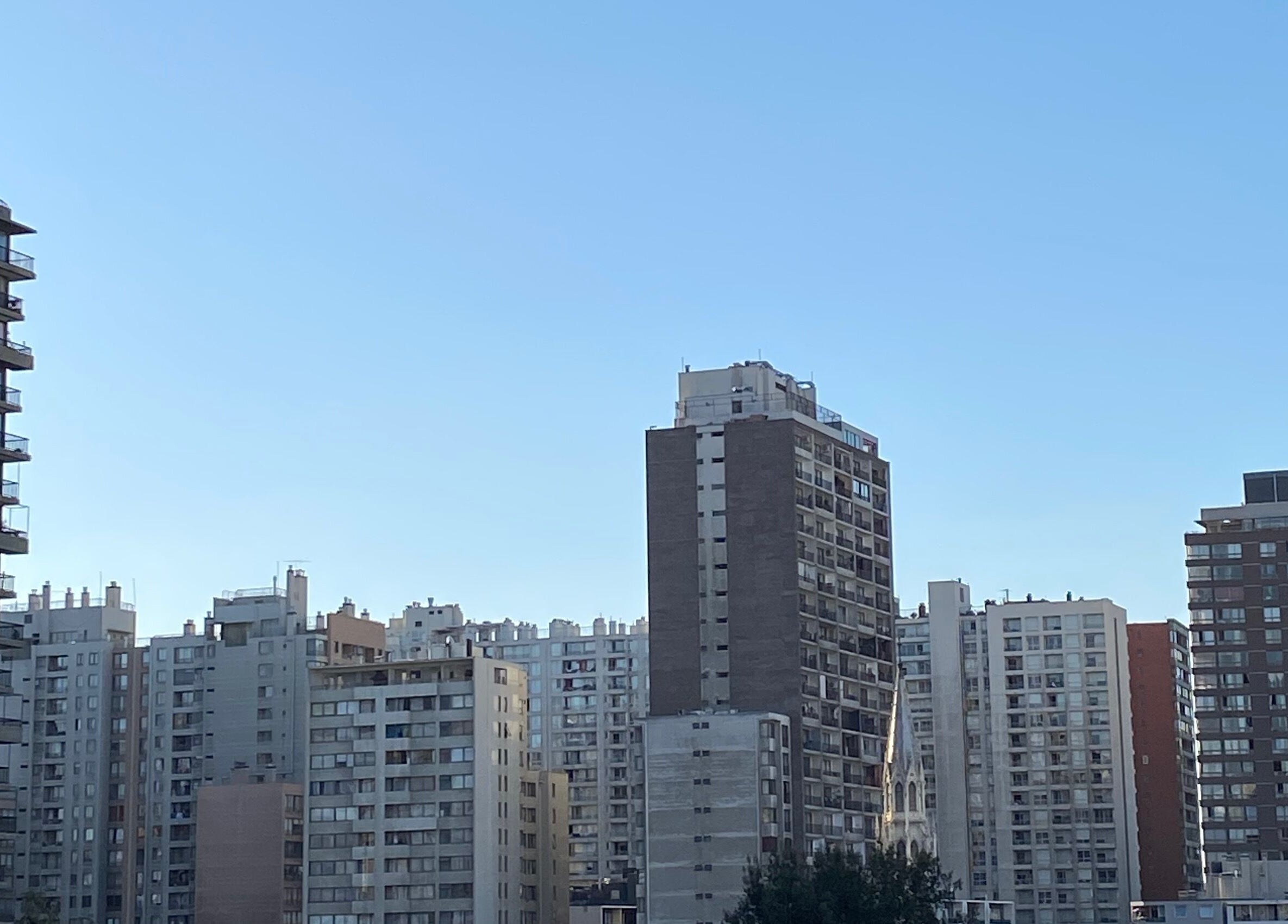 Vista del horizonte urbano cerca de Glowesome Nails en Santiago, Región Metropolitana, CL.