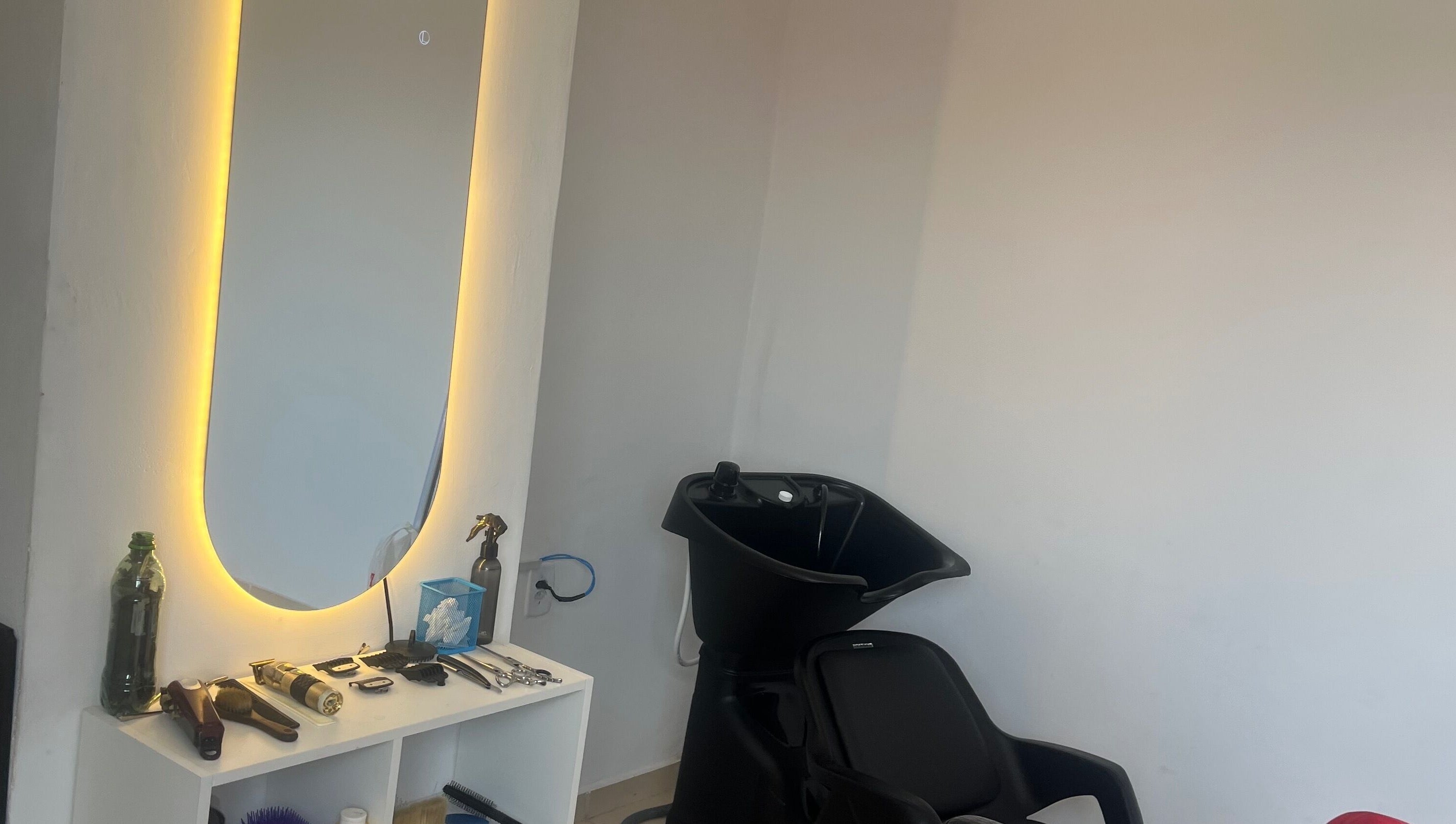 Estação de beleza moderna na RaphabarberShop, Maranhão, Maranhão, BR com lavatório e espelho iluminado.