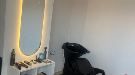 Estação de beleza moderna na RaphabarberShop, Maranhão, Maranhão, BR com lavatório e espelho iluminado.