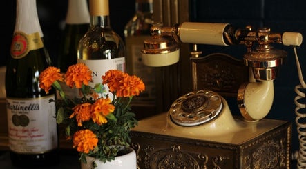 Teléfono retro con flores y vino en El Congal, Ciudad De México, Ciudad De México, MX.