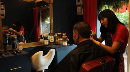Estilista en El Congal, Ciudad De México, ofrece corte de cabello en un elegante salón.