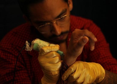 Tatuador trabajando en El Congal, Ciudad De México, Ciudad De México, MX, mostrando precisión y detalle.