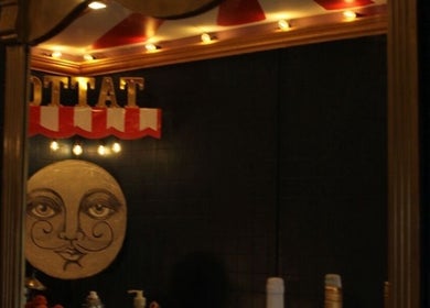 Espejo decorativo con estilo vintage en El Congal, Ciudad De México, Ciudad De México, MX, iluminado suavemente.