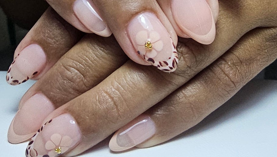 Diseño de uñas florales en Emerald Beauty'Studio, Willemstad, Curaçao, CW.