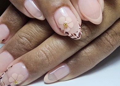 Diseño de uñas florales en Emerald Beauty'Studio, Willemstad, Curaçao, CW.