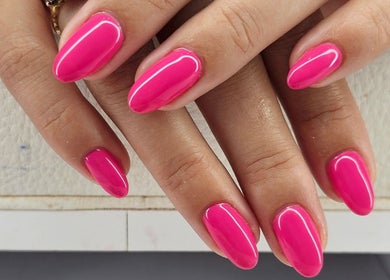 Uñas con esmalte rosado en Emerald Beauty'Studio, Willemstad, Curaçao, CW.