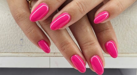 Uñas con esmalte rosado en Emerald Beauty'Studio, Willemstad, Curaçao, CW.